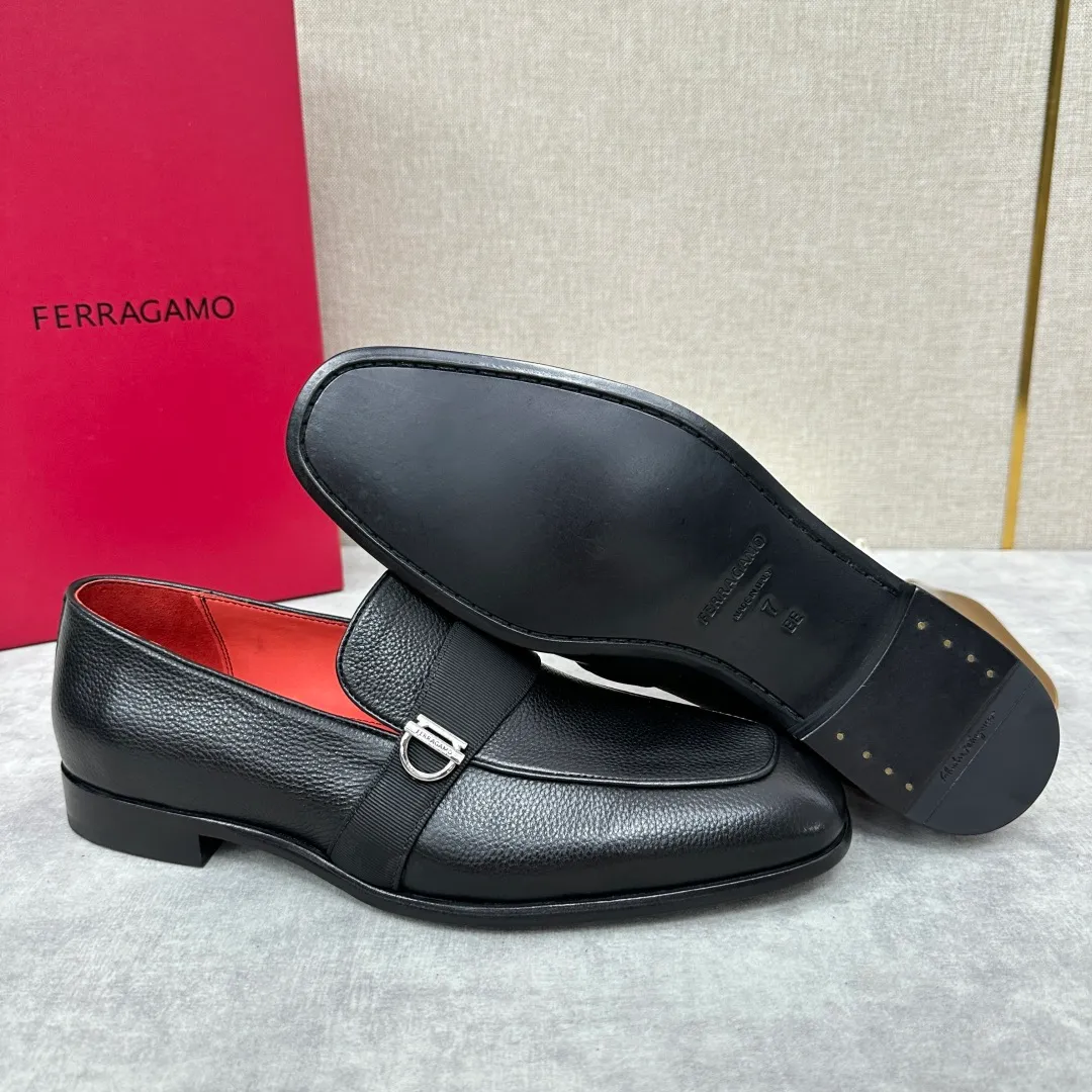 [Ferragamo] Top P: 960💰 Number of yards: 39~44 (38.45.46. Custom-made, non-refundable) Ferragamo** counters synchronize new models of men's loafers that can be worn casually or formally. The classic shape embodies the fashionable charm of formal wear, and the newly designed proportions are more modern. These loafers are made of imported open-edge beaded cowhide/fine calfskin/cow suede material. The upper is decorated with webbing, and the side is privately molded with silver Gancini buckles. The double stitching details add to the fashionable charm. Adopting a special "Original" structure and going through multiple processes, the soles are almost entirely handmade. Unique processing technology demonstrates exquisite craftsmanship. The original privately modeled genuine leather outsole is paired with a personalized rubber backing. It is comfortable, non-slip and wear-resistant. It can be worn as a slip-on. Exquisite hand-stitching. The workmanship is as fine as that of a store. The original color calfskin lining is sweat-absorbent, anti-odor, comfortable and breathable. The heel is also decorated with a rubber patch to perfectly improve the grip performance.
